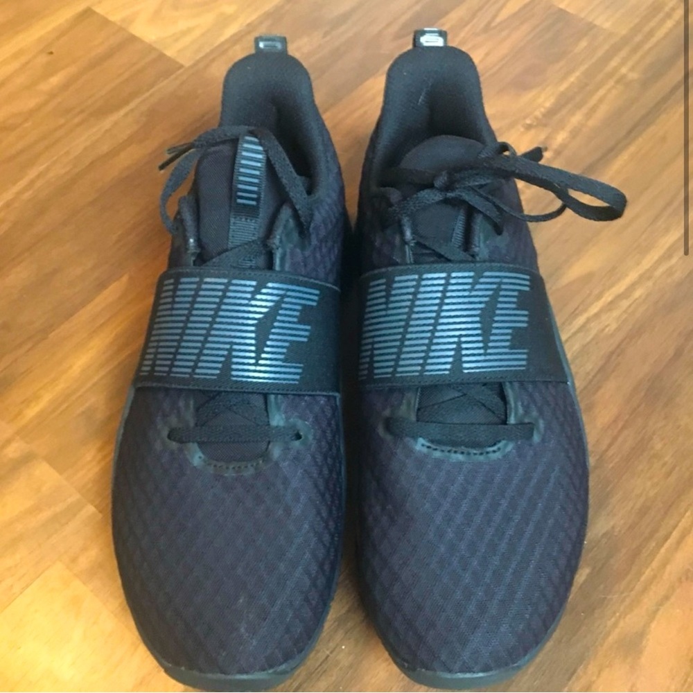 Womens black Nike shoes gently worn, no pet home